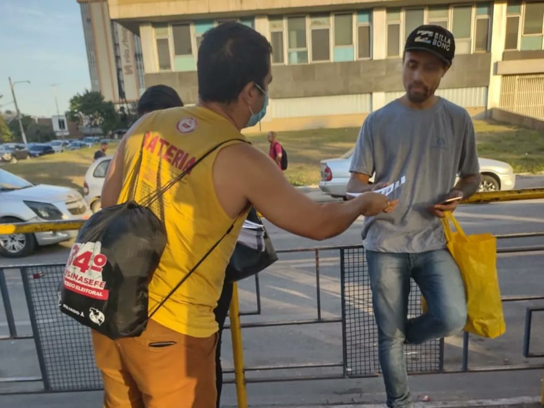 gabrimarquespcb's tweet photo. Entre sexta e domingo, a caravana do #PoderPopular cumpriu agenda de pré-campanha no Sul Fluminense: panfletagem na Praça Juarez  Antunes, em Volta Redonda; 
#PCB100anos 
#RJ #RiodeJaneiro #PCBRJ #SofiaManzanoPCB 
#EduardoSerraPCB #HiranRoedelPCB #GabrielMarquesPCB #CoqueiroPCB https://t.co/nZuuYvJBdr