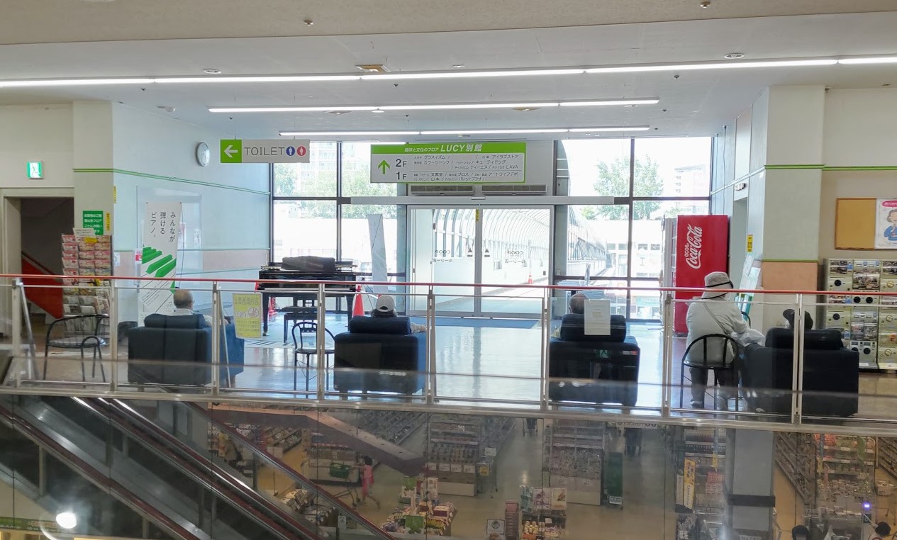 ピアノ かいほう計画 街角ピアノ ストリートピアノ コープさっぽろ コープさっぽろ ルーシー店 に 自由に弾けるピアノがあります ピアノはヤマハc3クラスで 全域できれいに鳴ります 中央に大きな吹抜けがあるため 全館に響き渡る感じ