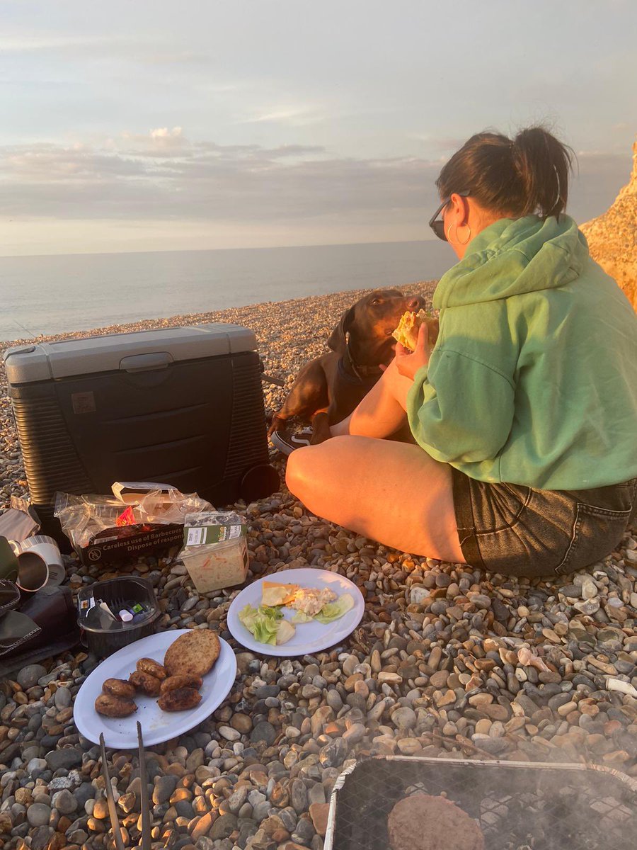 nadiamoeil's tweet photo. Beach BBQs and watching the sunset - Heaven ❤️ https://t.co/WvLNw7YvTQ