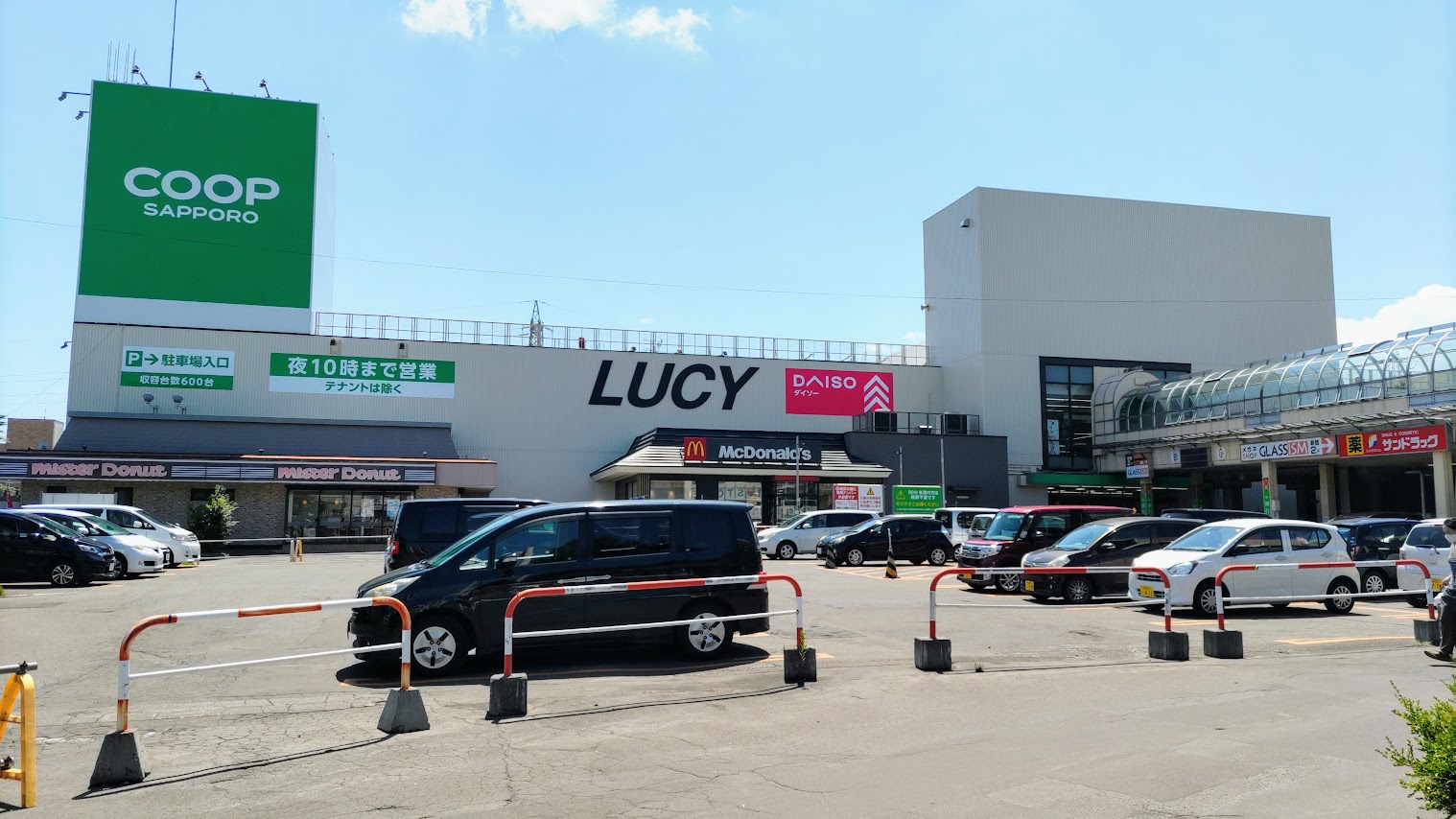 ピアノ かいほう計画 街角ピアノ ストリートピアノ コープさっぽろ コープさっぽろ ルーシー店 に 自由に弾けるピアノがあります ピアノはヤマハc3クラスで 全域できれいに鳴ります 中央に大きな吹抜けがあるため 全館に響き渡る感じ