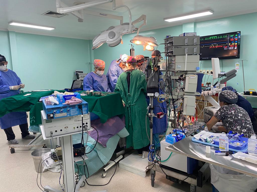 msaludpy's tweet photo. 💗 | Nuevo corazón de  Nahiara late con fuerza

Tras 5 horas de cirugía, culmina con éxito trasplante a la paciente de 6 años, quien se encontraba conectada al Berlín Heart. 

Primero, se realizó el explante del corazón artificial y, luego, el trasplante del órgano donado. https://t.co/bIWVDCKTCo