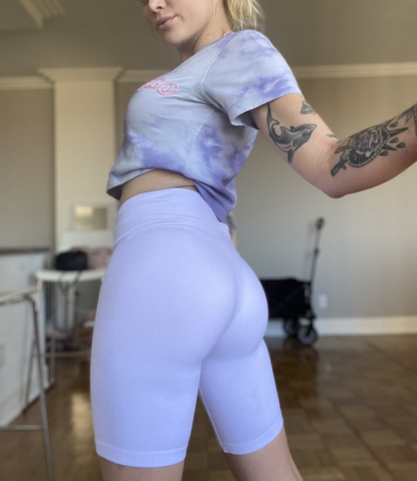 Good morning just thought you&rsquo;d like to see how round my booties getting 💙 https://t.co/lvYhx4RsWZ