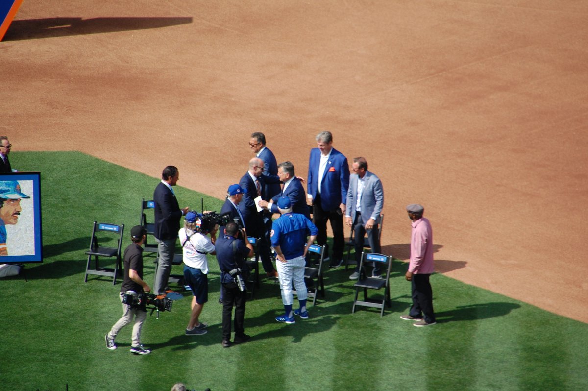 sancheza's tweet photo. Gary congratulating Keith #KeithHernandez #GaryCohen #Mets https://t.co/wNs48Yxs0P