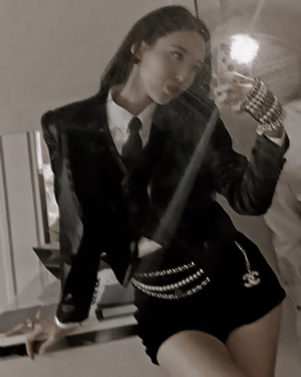 Se esse tweet está passando na sua tl, faça um quote com a sua selfie no espelho.