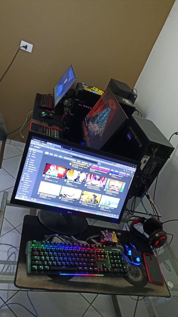 wesleib's tweet photo. #TrueBallantines Fizemos uma lan house aqui em casa mês passado, na montagem meu amigo pediu ajuda para colocar o monitor que tem suporte articulado e na hora de embora não fica ai as imagem do crime, Salve ai para WeeS, Fites, Tave https://t.co/Akw30YF1Qz