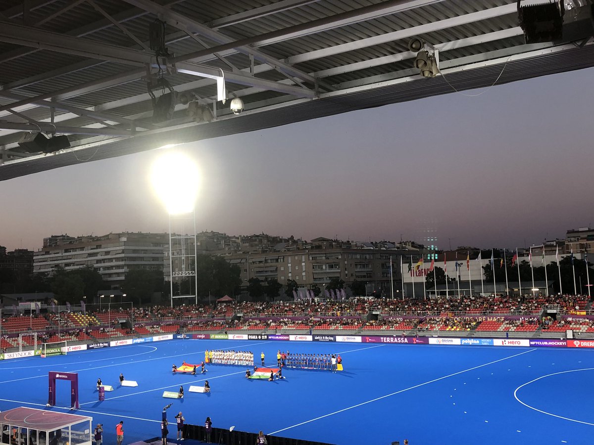 *Després de gairebé una setmana i mitja de mundial, em continua semblant acollonant el muntatge de tot plegat. L'Estadi, els vips, les zones de premsa, les fan zones.... Fa goig.