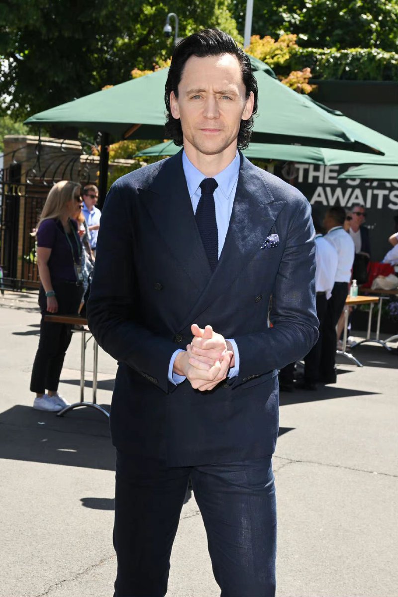 A true English gentleman, even at +30 ° C in a suit #TomHiddleston #London #Wimbledon