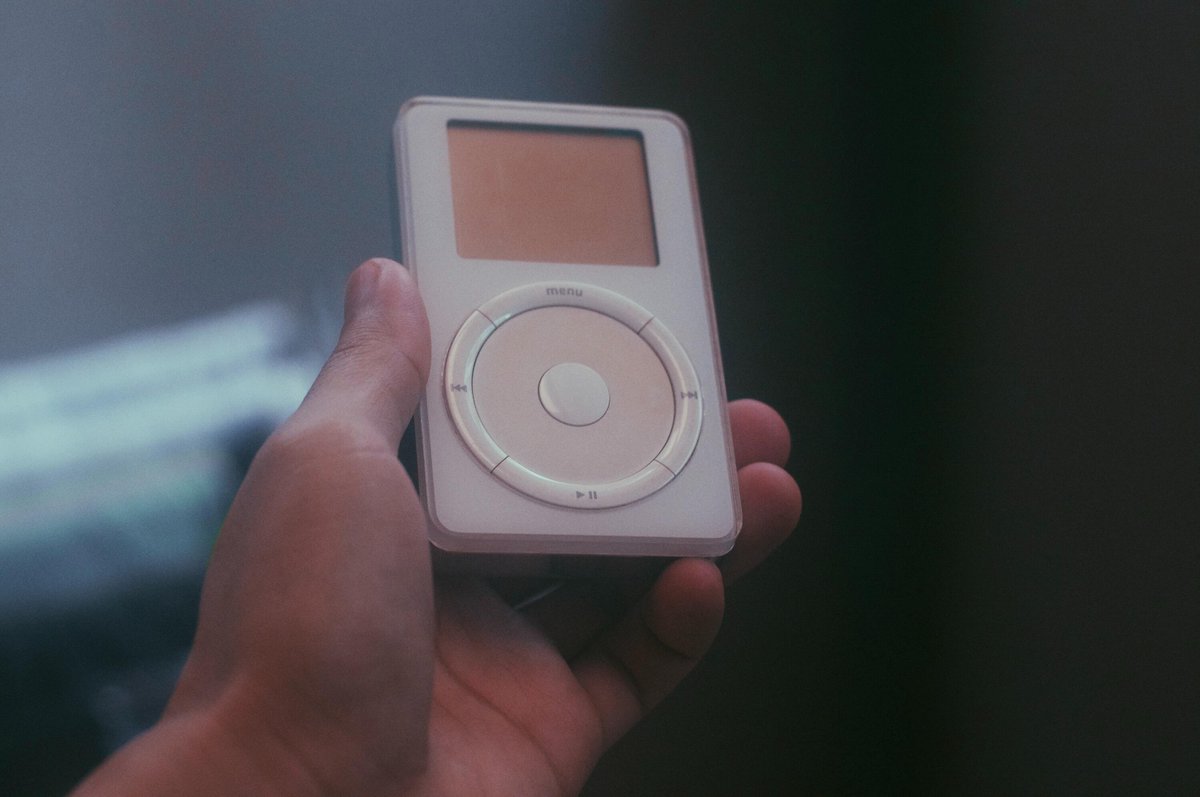 uptechable's tweet image. Who used this version of the iPod? 

Apple recently announced that it would discontinue the iPod lineup. This image is the first-ever iPod that Apple released. 

🗨️ Which iPod was your first one?

📸 : @chrisangeloperez

#uptechable #ipod #ipodclassic #music #tech #techblog