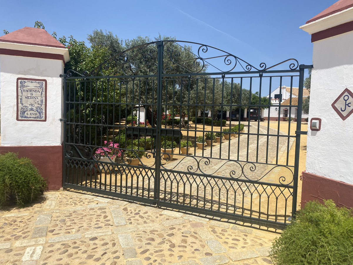 cateringTQueen's tweet photo. Boda a la vista!! #haciendamedina #cuatronotas #bodas2022 #Catering #TheQueen #audivisualesmorato #xquisitosoundevent https://t.co/1oQLyPYjEH