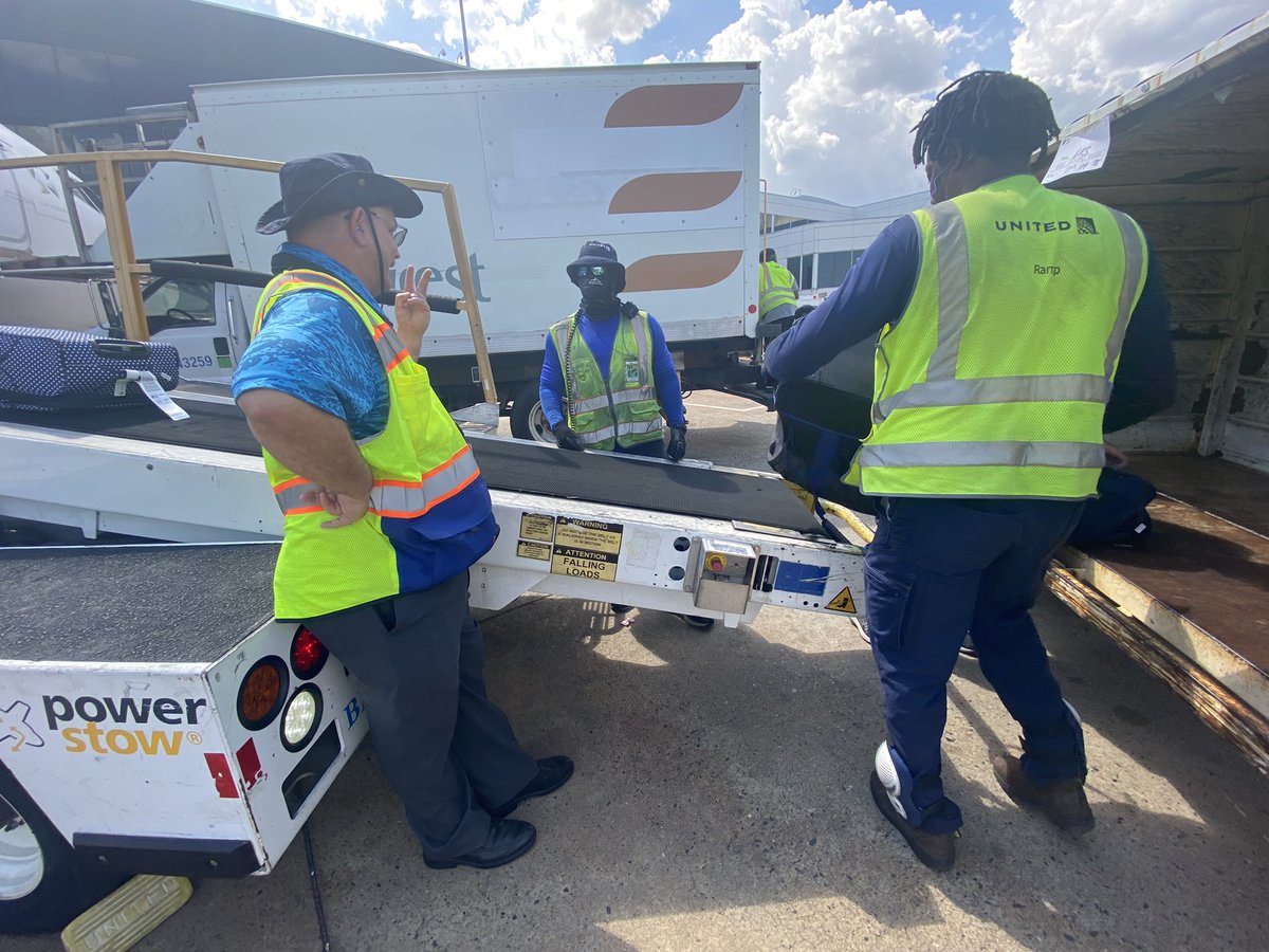 Ibrahimsalem_87's tweet photo. Great to see our Director @billwatts_11 out on the ramp on the hottest day of the year today walking the ramp and encouraging hydration and safety. Congratulations on 33 years today with the company @billwatts_11  @JMRoitman @MikeHannaUAL @weareunited @AOSafetyUAL https://t.co/kDqOzM1aJ8