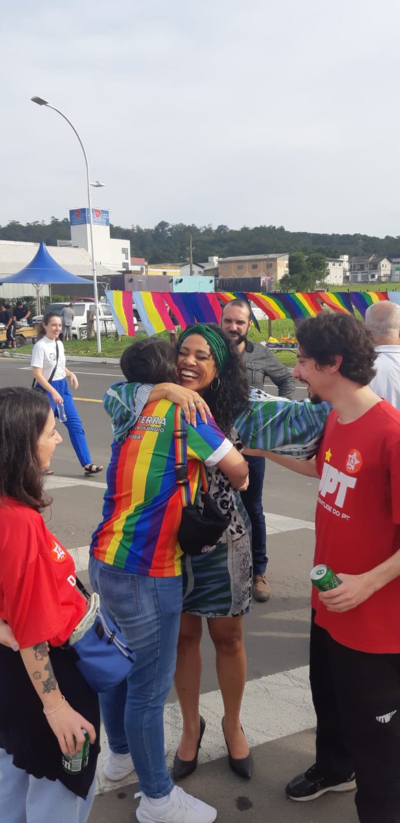 carlaayres's tweet photo. A Parada LGBTI+ de Criciúma foi linda demais 🏳️🌈
Uma tarde de domingo repleta de orgulho, diversidade e respeito. É assim que a gente vai reconstruir o Brasil. #VoteComOrgulho https://t.co/vh1DA6ZKZd