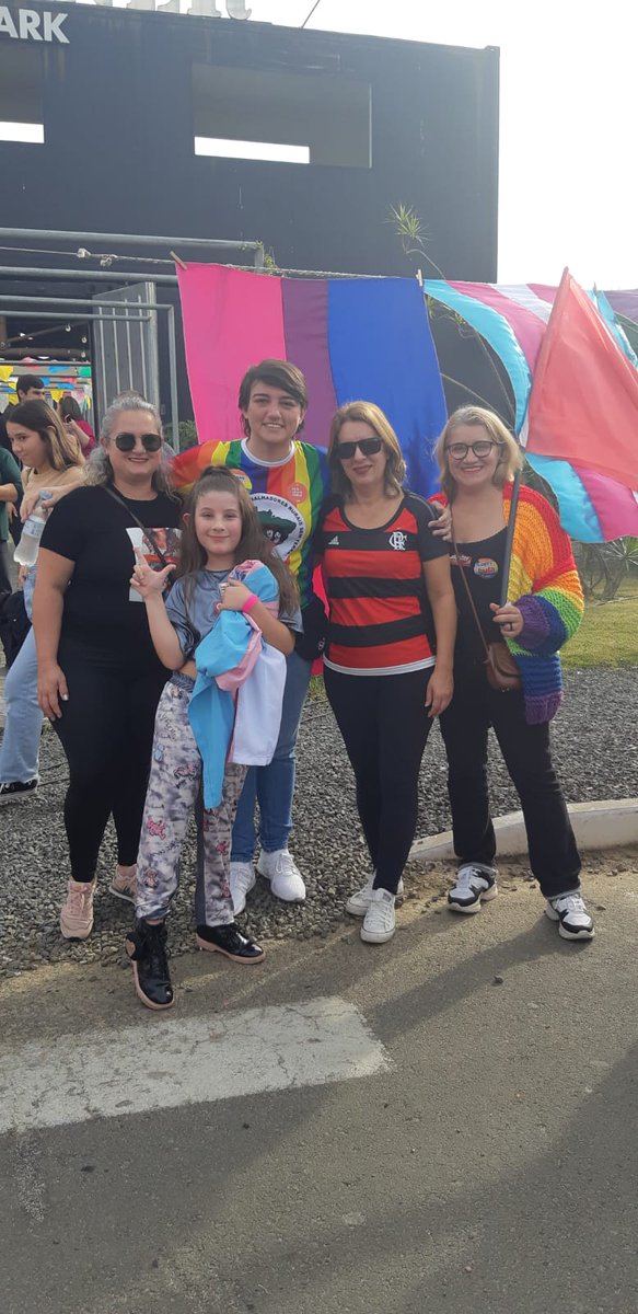 carlaayres's tweet photo. A Parada LGBTI+ de Criciúma foi linda demais 🏳️🌈
Uma tarde de domingo repleta de orgulho, diversidade e respeito. É assim que a gente vai reconstruir o Brasil. #VoteComOrgulho https://t.co/vh1DA6ZKZd