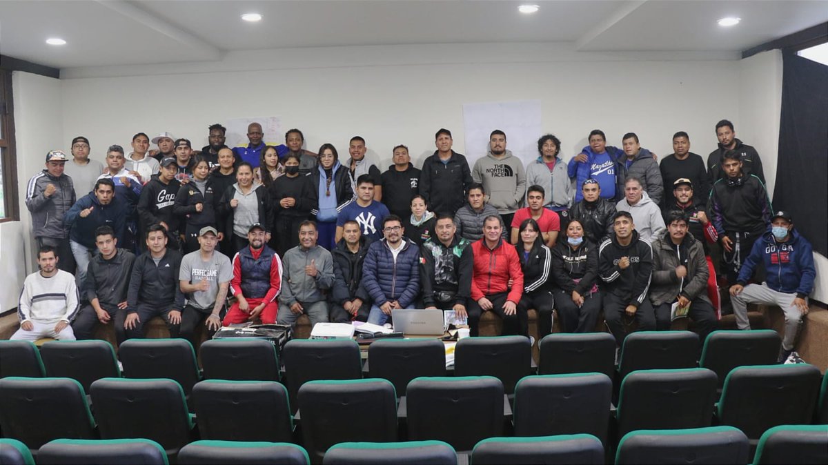 IDEM_Edomex's tweet photo. Acuden entrenadoras y entrenadores de diferentes gimnasios del Estado de México, a Taller de Box, que se realiza en el Marco del Congreso del Deporte Edoméx “De la Cultura Física al Alto Rendimiento, con el objetivo de fortalecer el pugilismo mexiquense. https://t.co/f0thYW3ZtK