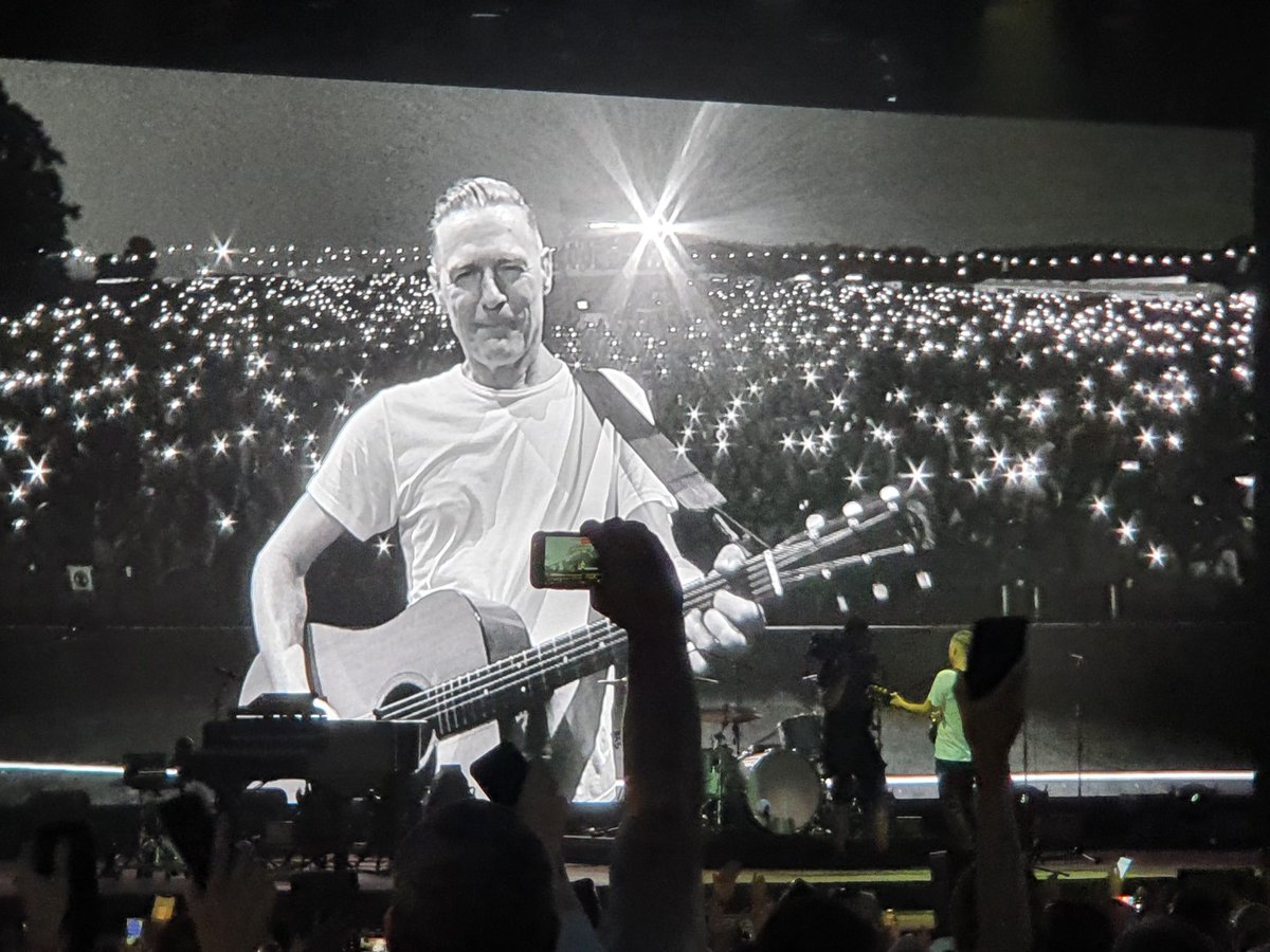 aliandtone's tweet photo. @bryanadams oh man! Your concert was awesome tonight at @HarewoodHouse. You and your band was rocking it https://t.co/YLsRX4J1rn