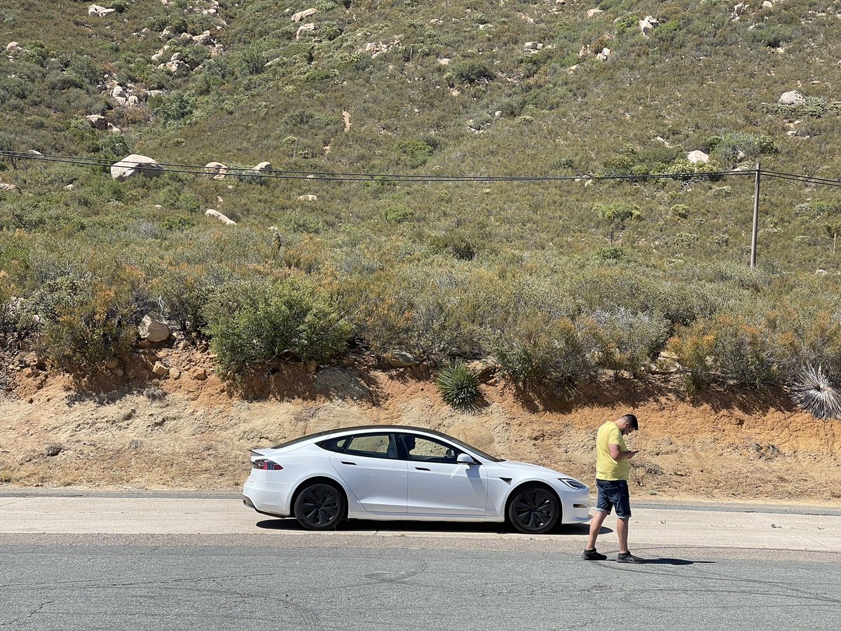 TwoBitDaVinci's tweet photo. Cheetah stance check, battery warming check, all systems plaid… launch mode eminent… this thing is bonkers… @Tesla #GoingPlaid @FullyChargedShw video coming soon https://t.co/gjxbz3Aija
