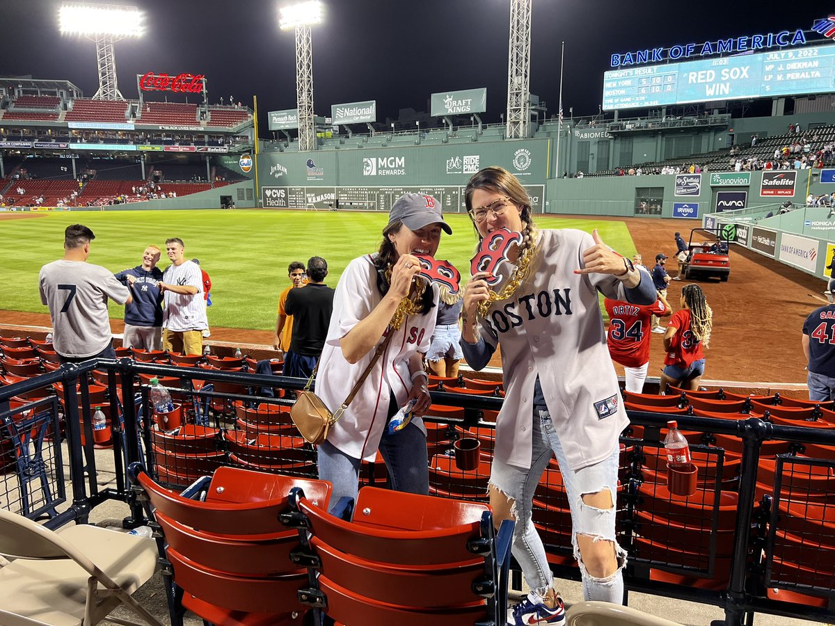 Mdarling30's tweet photo. This is certainly not a marathon medal but a Red Sox rally chain is a close second. 😎🙃🫠♥️💙#redsoxery2022 @RedSox #maydaymalone https://t.co/Nr4L2d9vZq