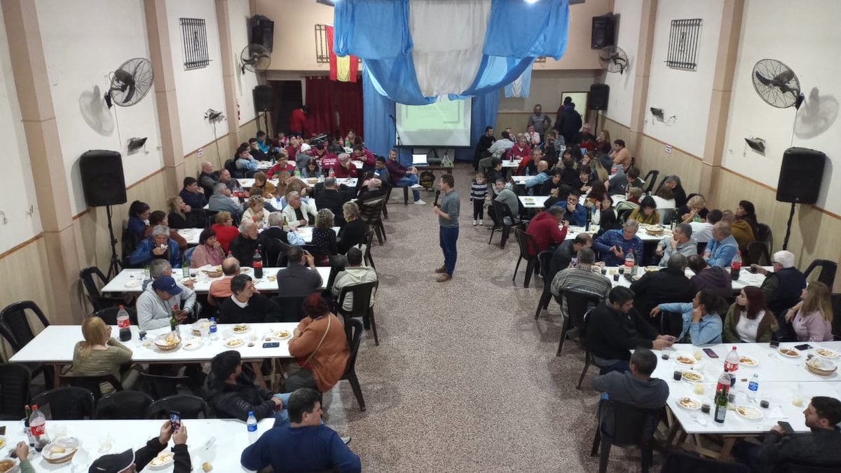 FerPerezQuilmes's tweet photo. Hoy en Solano tuvimos un gran encuentro militante. En @UCRQuilmes y @Evolucionbsas seguimos trabajando y militando por un Quilmes, una provincia y un país mejor. 
Agradezco a todos por venir, participar e involucrarse. Y un agradecimiento especial a @pmdomenichini por acercarse! https://t.co/E8hRrweVA7