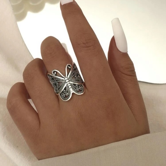 jaciewells1's tweet photo. So good I had to share! Check out all the items I'm loving on @Poshmarkapp from @Heidiujii #poshmark #fashion #style #shopmycloset #mossimosupplyco #guess: https://t.co/0BopaHg80x https://t.co/PYavewfrqL