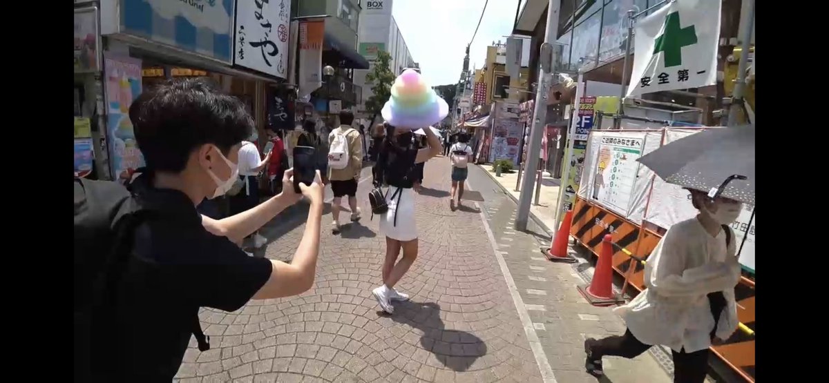 _AEJess's tweet photo. Toast looks like a freaking dad taking pics of Rae with cotton candy omg LOOL ❤️ 😂 https://t.co/PdwDi4qS6J