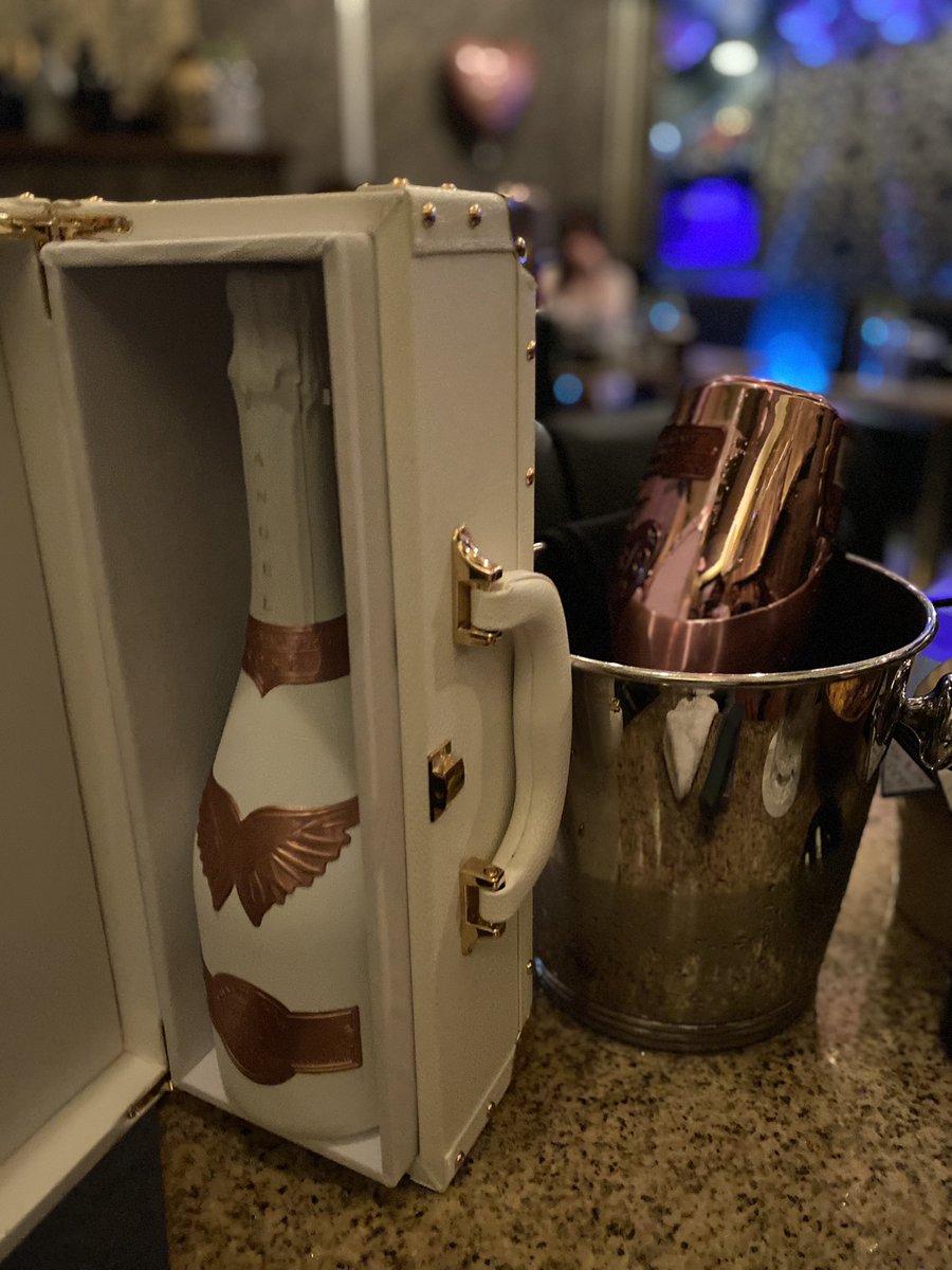 夢を追い居続ける
こんな自分になりたいって

東京で事業展開して
海外に住む
年商は100億越え

まだ二十代
山ほど時間ある

夢を追い続ける
自分は絶対カリスマじゃない
ただの夢追い人