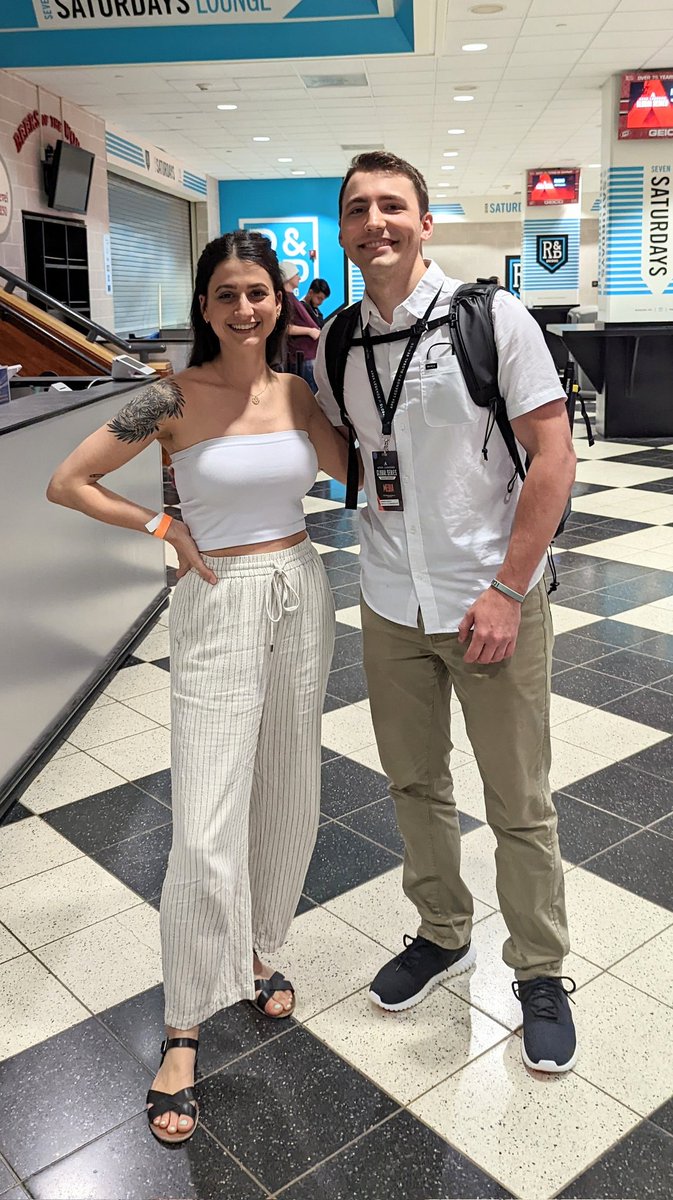 KellieOcelot's tweet photo. @TannerSlays thank you so much for the picture! You're the nicest human #VArepresent https://t.co/h0jlrg7opl