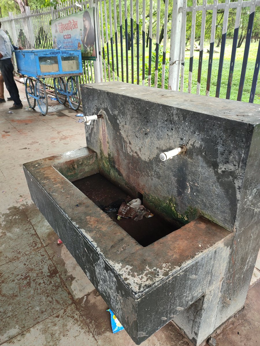 ErHarendraKumar's tweet photo. Indian Railways Condition of Kareli Railway station
#IndianRailways 
#indianrail 
#ashwinivaishnav https://t.co/DoYF6Nj0ft
