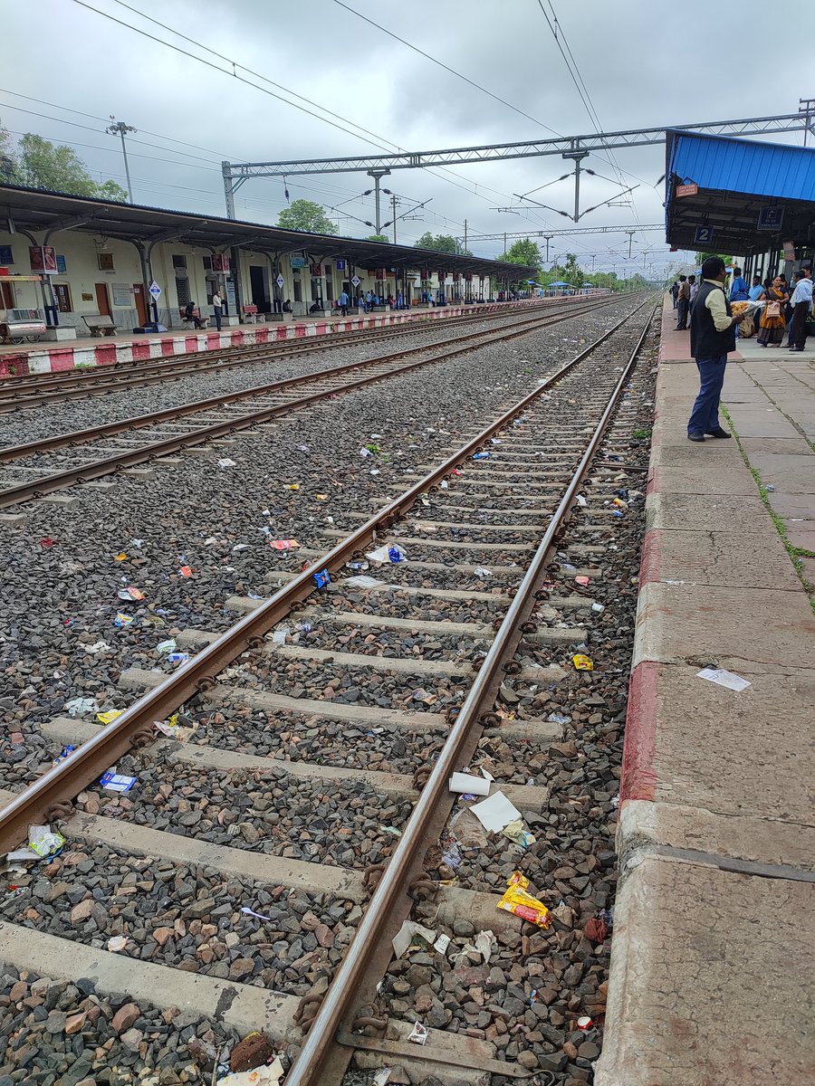 ErHarendraKumar's tweet photo. Indian Railways Condition of Kareli Railway station
#IndianRailways 
#indianrail 
#ashwinivaishnav https://t.co/DoYF6Nj0ft