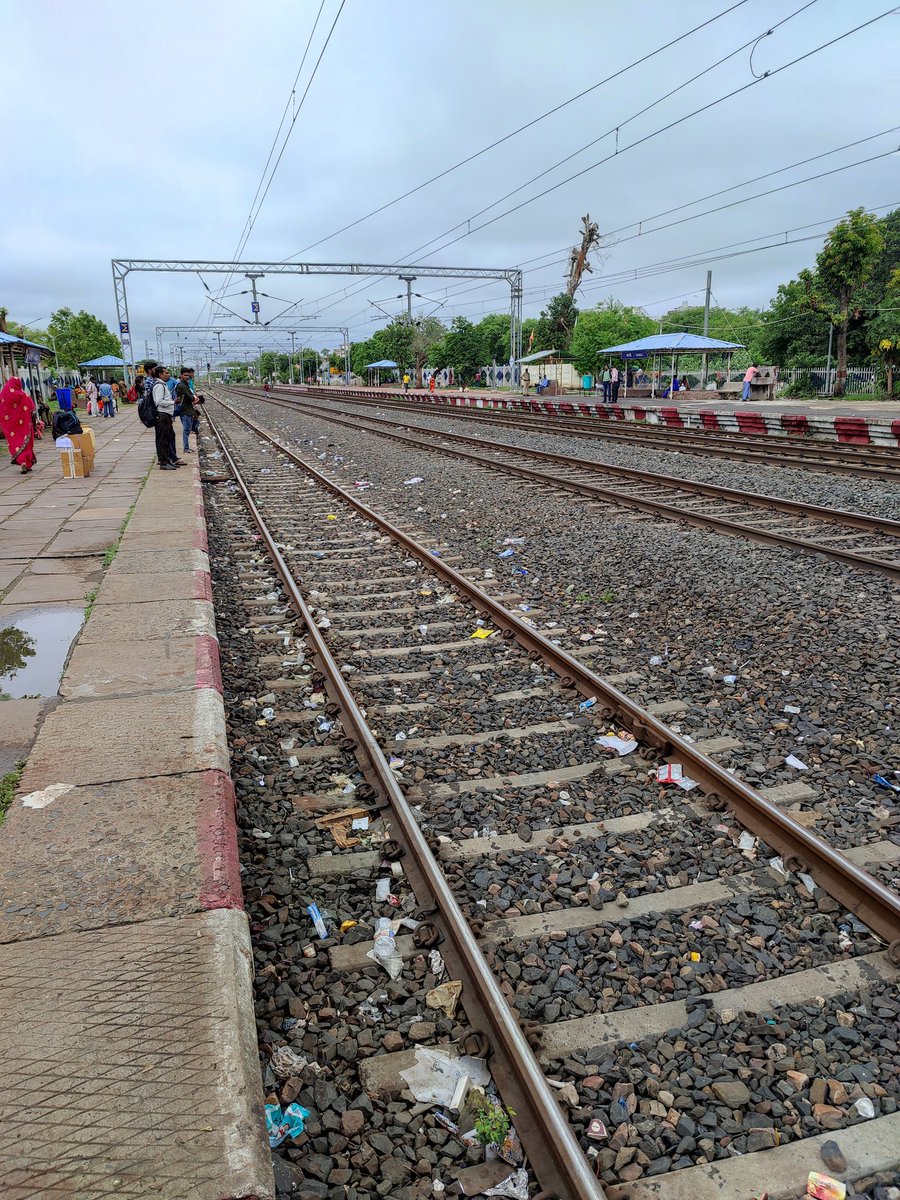 ErHarendraKumar's tweet photo. Indian Railways Condition of Kareli Railway station
#IndianRailways 
#indianrail 
#ashwinivaishnav https://t.co/DoYF6Nj0ft