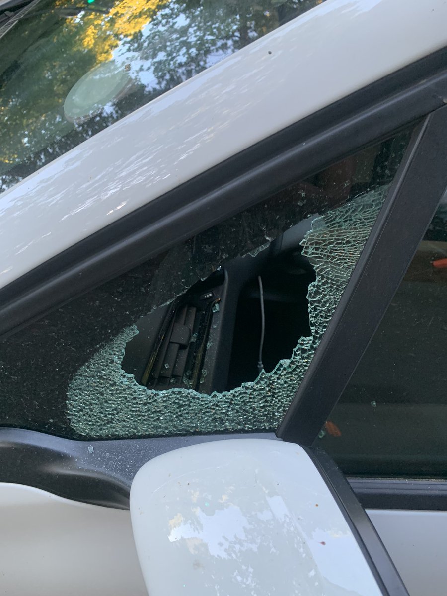 MarieArtFan's tweet photo. Yes Toulouse, en centre ville on ne peut donc plus garer sa voiture même de jour, sans avoir peur de se la faire peter et fouiller, pour au final retrouver ses affaires dans des poubelles 200m plus loins. https://t.co/W7v5NJvwnn