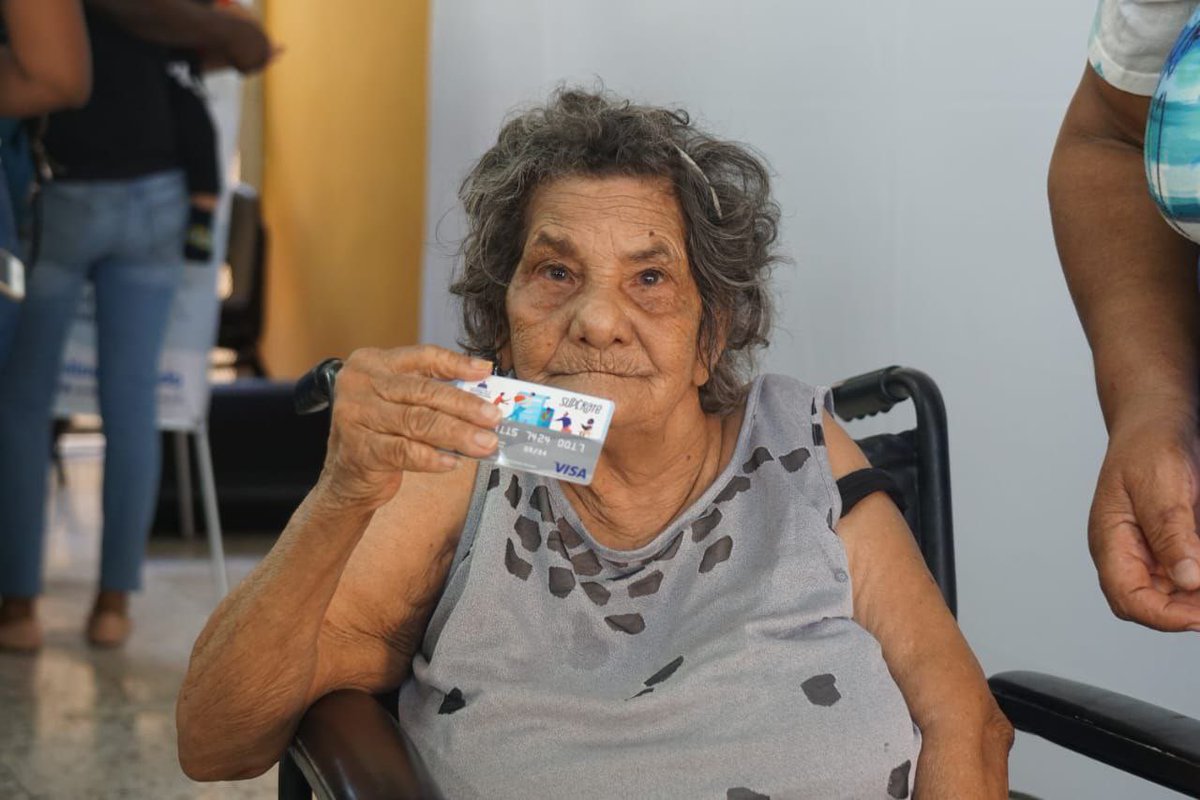 GloriaReyesG's tweet photo. Iniciamos la jornada con la inclusión de 635 nuevas familias en el programa #Supérate a quienes entregamos sus tarjetas. Estamos trabajando sin descanso para cumplir la meta de 6,000 mil más en esta provincia. 

Seguimos dando pasos firmes en el camino de la transformación social https://t.co/M3hWhDGaon