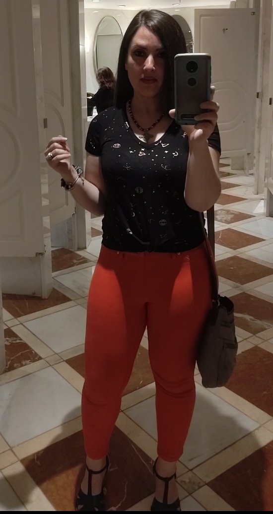 Look at me! Look at meee!! Lmao Bathroom pic