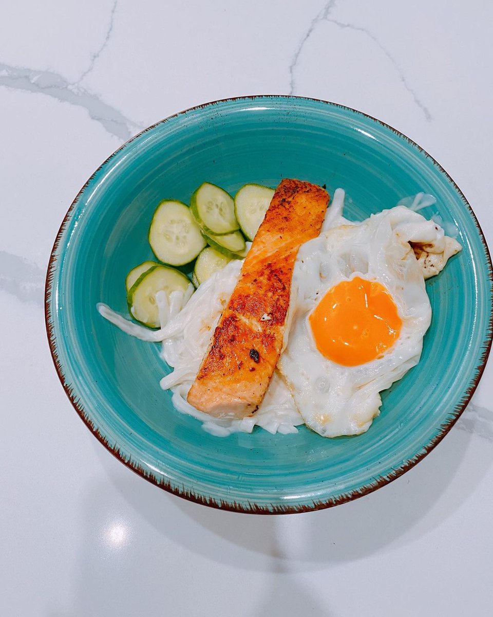 Lowcarbjiji's tweet photo. Well that was an odd one, but it was just what I fancied. Grilled salmon, noodles with some Phili Light (part HEa) a fried egg and some cucumber! Weirdo but it hit the spot!
#slimmingworld #onplan #synfreedinner #lowsyn #keto #lowcarb #LCHF #slimmingworldrecipes #weightloss https://t.co/5Zpip67MLT