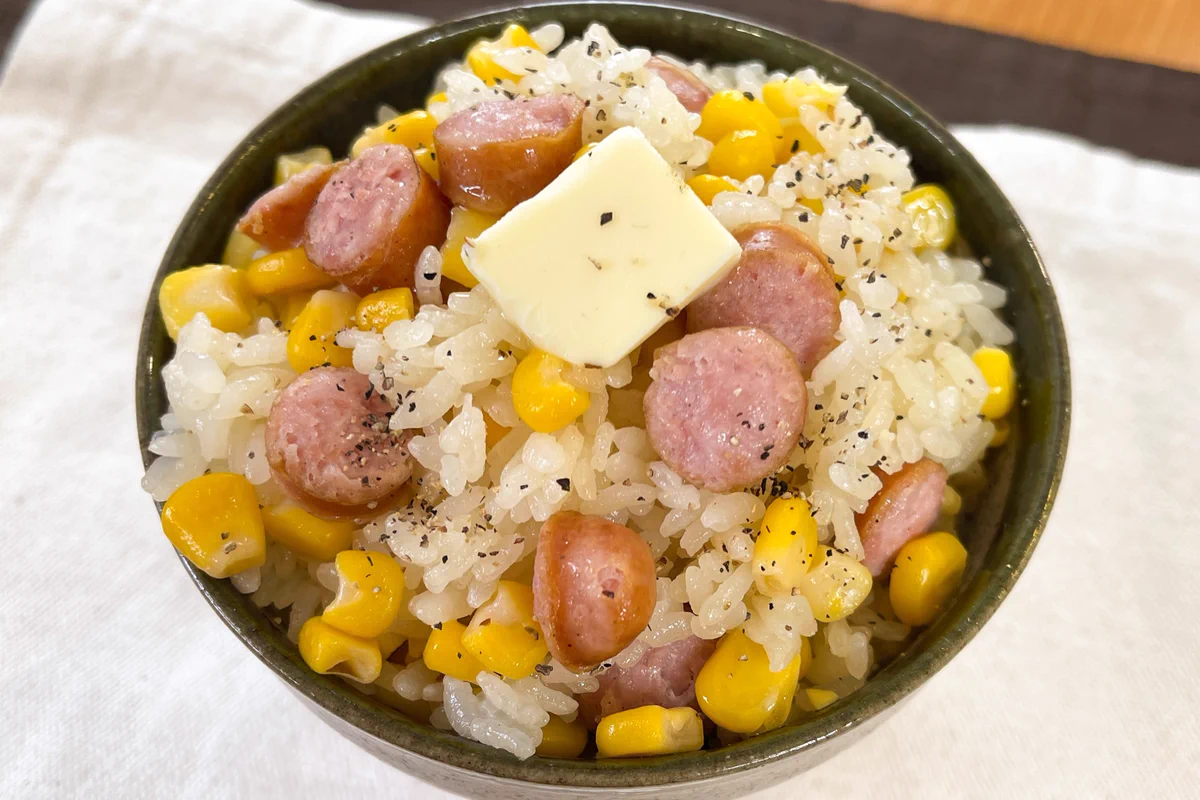 食べ始めたらクセになる！？バターコーンソーセージ炊き込みご飯。