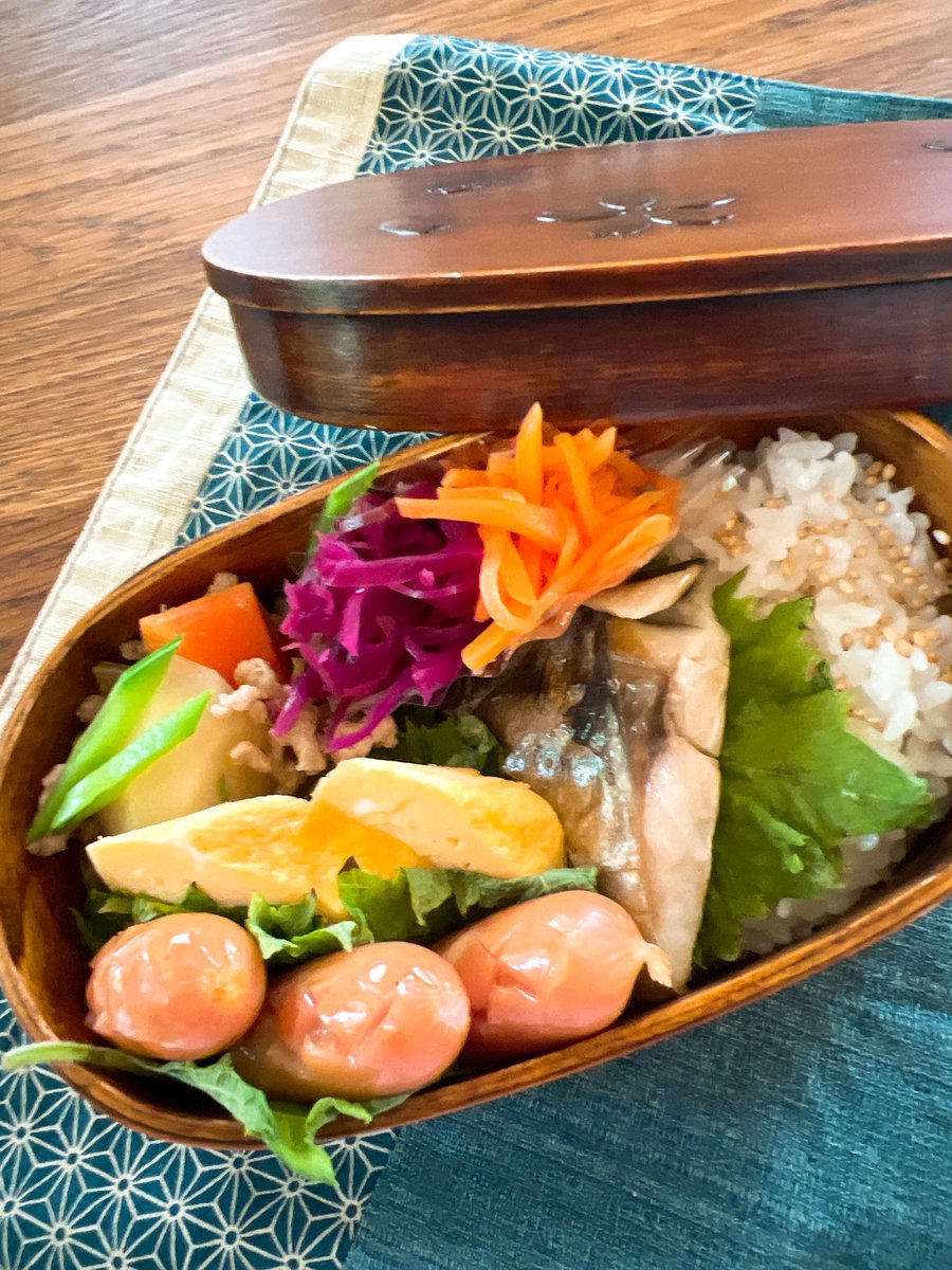 oddoobowl's tweet photo. おはようございます😊
無性に塩サバ食べたくなった🥰

#お弁当作り楽しもう部 
#お弁当 
#お弁当作り 
＃塩サバ
＃肉じ��が https://t.co/oEaaJFSfF2
