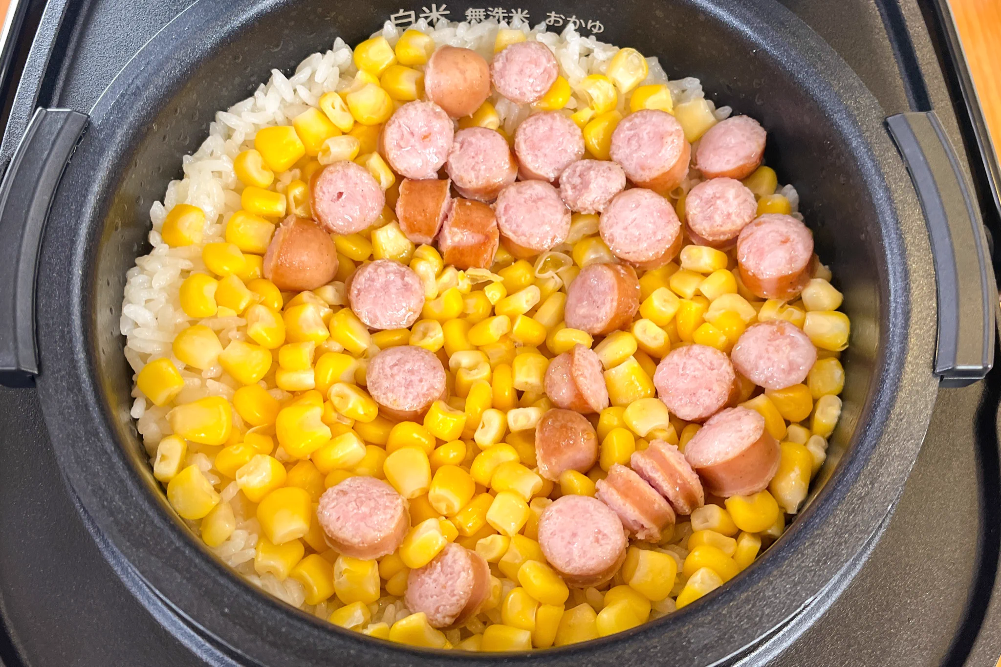 食べ始めたらクセになる！？バターコーンソーセージ炊き込みご飯。