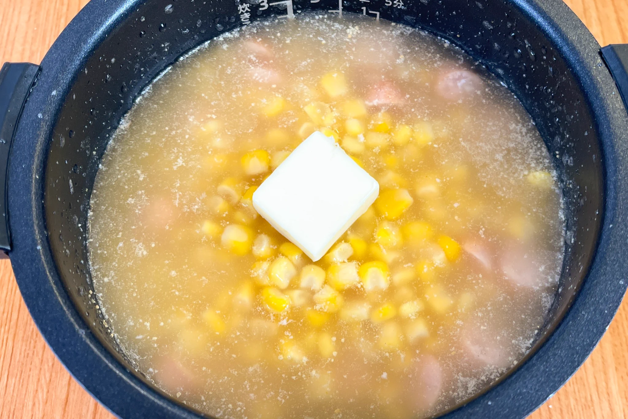 食べ始めたらクセになる！？バターコーンソーセージ炊き込みご飯。