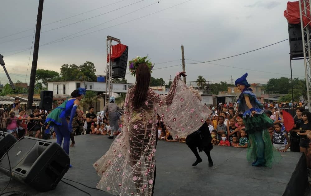 ¡Ahora mismo!: El Proyecto Sociocultural Hombrecito Verde calienta el escenario montado en La Güinera, donde en breve estará tocando la orquesta Failde. #Cuba #CDRCuba #SomosDelBarrio #CubaPorLaPaz