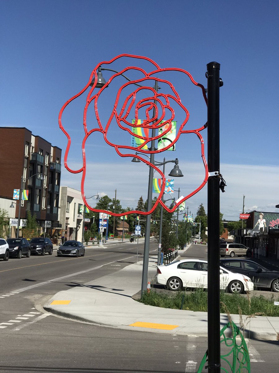 everydaytourist's tweet photo. Liking these new flower sculptures in Montgomery. @YYCTKW @mcapeople @GiantBlueRing @SonnyTomic @slav_metalurges #mainstreet #infilldevelopment #flaneur #urbandesign https://t.co/OagEAAhiHz
