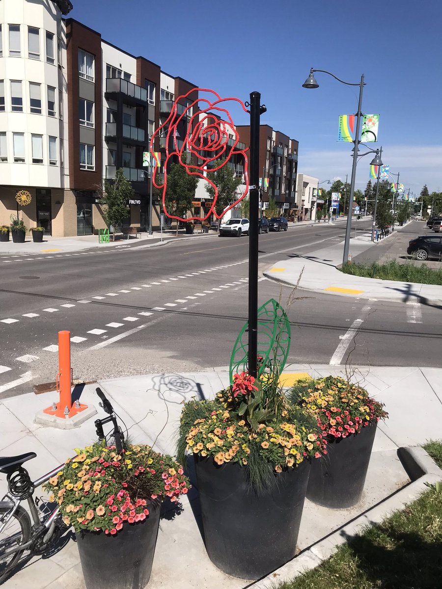 everydaytourist's tweet photo. Liking these new flower sculptures in Montgomery. @YYCTKW @mcapeople @GiantBlueRing @SonnyTomic @slav_metalurges #mainstreet #infilldevelopment #flaneur #urbandesign https://t.co/OagEAAhiHz