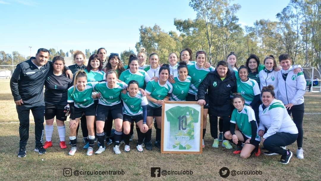 #𝕊𝕋𝕄𝔹𝔹 
ℂ𝔸𝕄ℙ𝔼𝕆ℕ 𝕋𝕆ℝℕ𝔼𝕆 𝔸ℙ𝔼ℝ𝕋𝕌ℝ𝔸 𝕃𝕀𝔾𝔸 𝔻𝔼𝕃 𝕊𝕌ℝ 🏆
A los 8' del primer tiempo Julieta Romero marcó el único tanto del partido, el cual logró obtener el Título del Torneo Apertura. Asegurándose una final a fin de año!!
#FutbolFemenino 
<a href="/Aguero_M_A/">Miguel A Agüero</a>