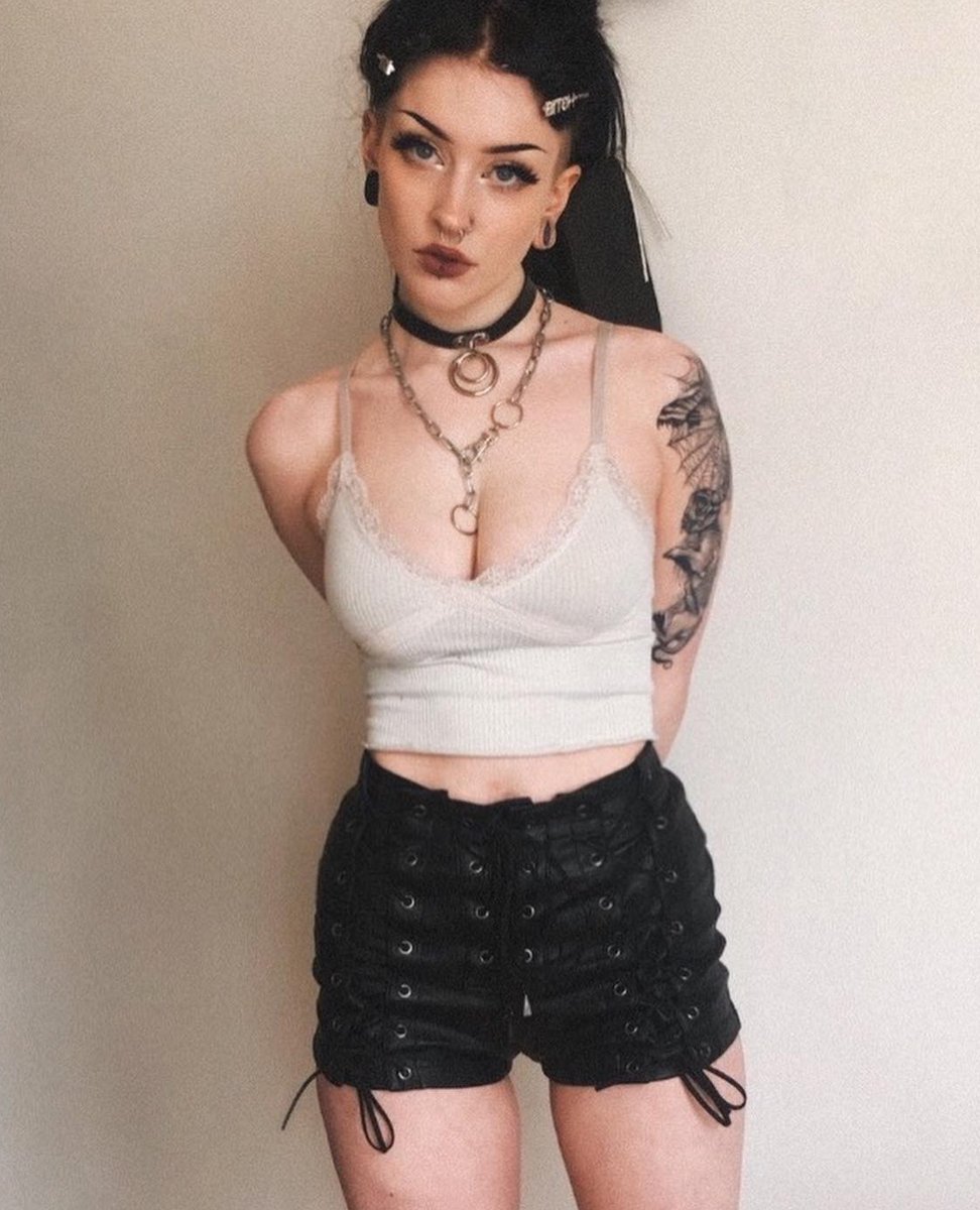 disturbiaco's tweet photo. when it comes to feeling deep, perpetual despair at humans on this planet 
THE SKY'S THE LIMIT

╮ (. ❛ ᴗ ❛.) ╭

📸@spitsatan

https://t.co/FxFqdF17aY

#disturbiaclothing #emo #emoaesthetic #emocore #emostyle #modernemo https://t.co/2oVdiNozk7
