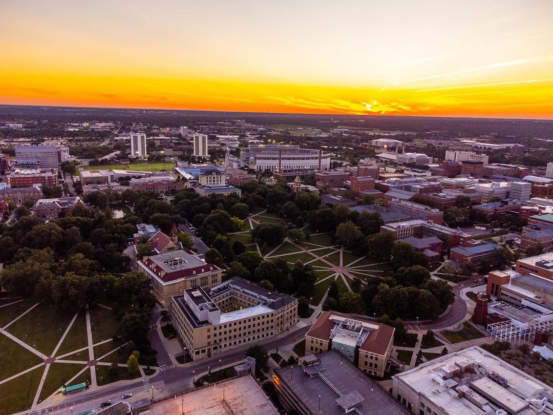 Another day, another perfect Buckeye sunset. ☀️

📸: johnhueth (IG)