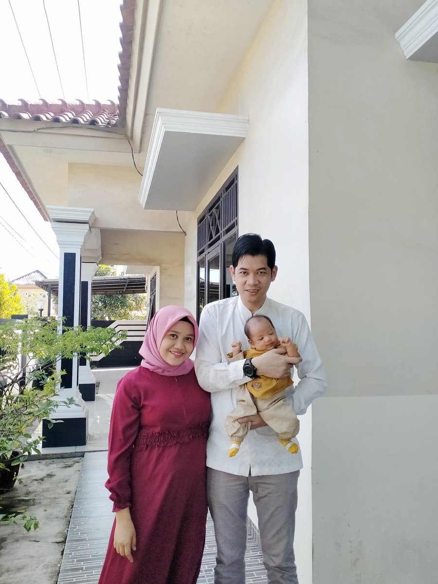 tiwimuchtar's tweet photo. Dulu perempuan baju merah ini pernah dituduh mandul sama lelaki tidak bertanggung jawab
Dia sampai diusir dari rumah "mantan" suaminya karena belum kunjung hamil di usia pernikahan yg baru menginjak 1,8thn https://t.co/hB5dXoZ0MO