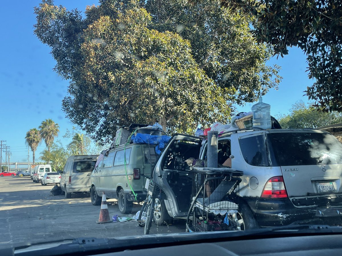 LoriSaldanaSD's tweet photo. Delivered ice/water to people near Pacific Hwy/Sports Arena
I meet some new volunteers in Midway area who just delivered donated food & water & are packing to leave.
We exchange info to coordinate future deliveries. I give one more water to take to people in #BalboaPark
2/ https://t.co/g66vJ9wfsd