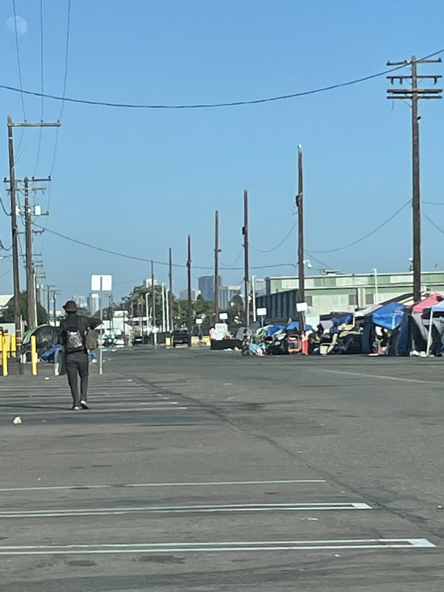LoriSaldanaSD's tweet photo. Delivered ice/water to people near Pacific Hwy/Sports Arena
I meet some new volunteers in Midway area who just delivered donated food & water & are packing to leave.
We exchange info to coordinate future deliveries. I give one more water to take to people in #BalboaPark
2/ https://t.co/g66vJ9wfsd