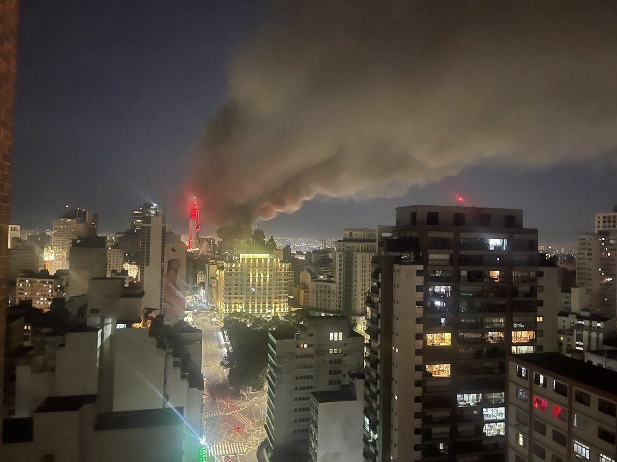 JOSADABDIREITO's tweet image. Incêndio na região central de SP.

#Domingao #incendiosp #RecordTV #fogo #incedio