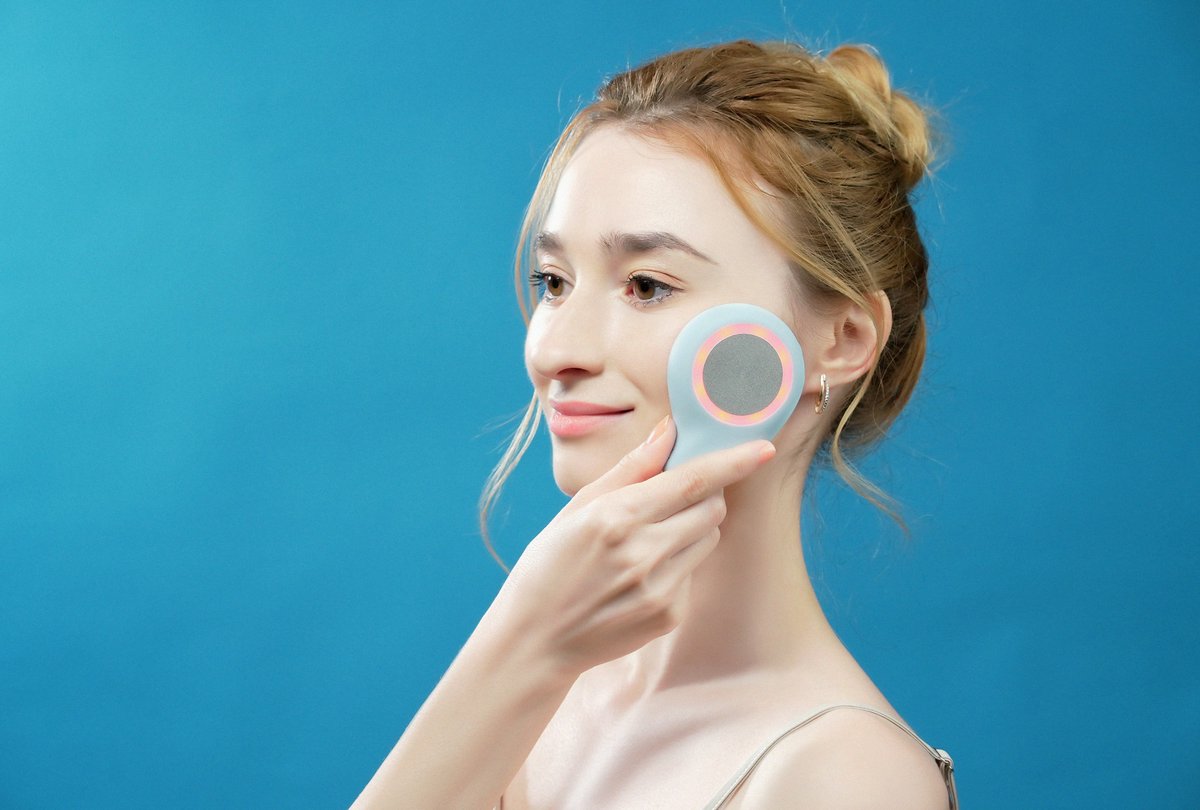 Fittopofficial_'s tweet photo. To deep cleanse black heads, soften cuticles, and thoroughly detoxify pore dirt, use the L-Clear II Hot Compress Facial Deep Cleansing Brush. Perfect for oily skin, large pores, acne breakouts, and sensitive skin! #hotcompress #largepores #facialwash #deepcleanse #cosmeticdirt https://t.co/cqY5V4okiz