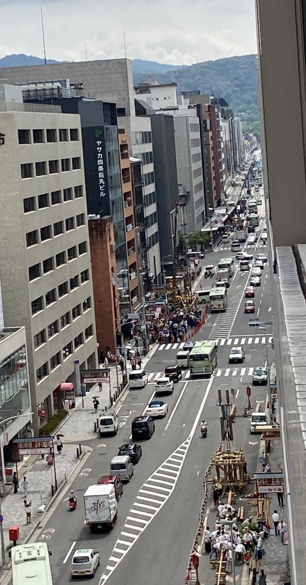 catPRdirector's tweet photo. 京都本社からの景色です🌸
あいかわらず盆地は蒸し蒸しですが、祇園祭の準備が着々と進んでいます！

https://t.co/GYzukpD70s
#京都 #不動産 #オークション #猫 #祇園祭 https://t.co/SL1upnH46Y