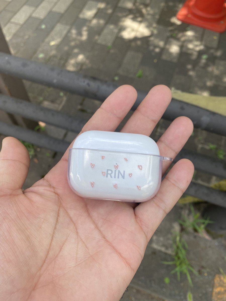 okabayashi_a's tweet photo. 落し物
小平団地付近のアカシア通りで
iPod Proを見つけました。
どなたかが街灯の支柱部分に置いてくれていました。
今、作業中なのでお昼休みか仕事終わりで交番に届けておきます。
#iPodPro #落し物 #あかしあ通り #小平 #国分寺 https://t.co/Oj4iHGaN82