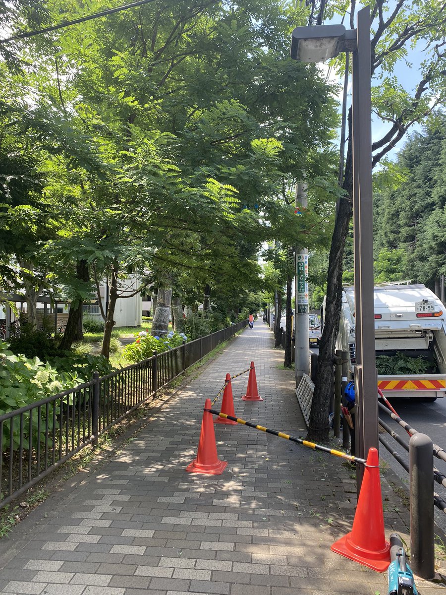 okabayashi_a's tweet photo. 落し物
小平団地付近のアカシア通りで
iPod Proを見つけました。
どなたかが街灯の支柱部分に置いてくれていました。
今、作業中なのでお昼休みか仕事終わりで交番に届けておきます。
#iPodPro #落し物 #あかしあ通り #小平 #国分寺 https://t.co/Oj4iHGaN82